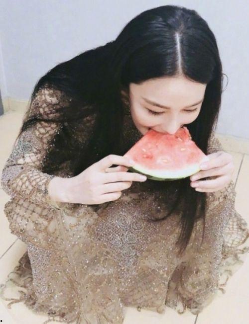 杨颖吃瓜爆料图片,娱乐圈幕后真相大揭秘