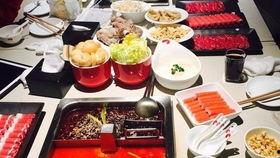 每日吃瓜 网曝黑料海底捞,网曝黑料，吃瓜群众热议